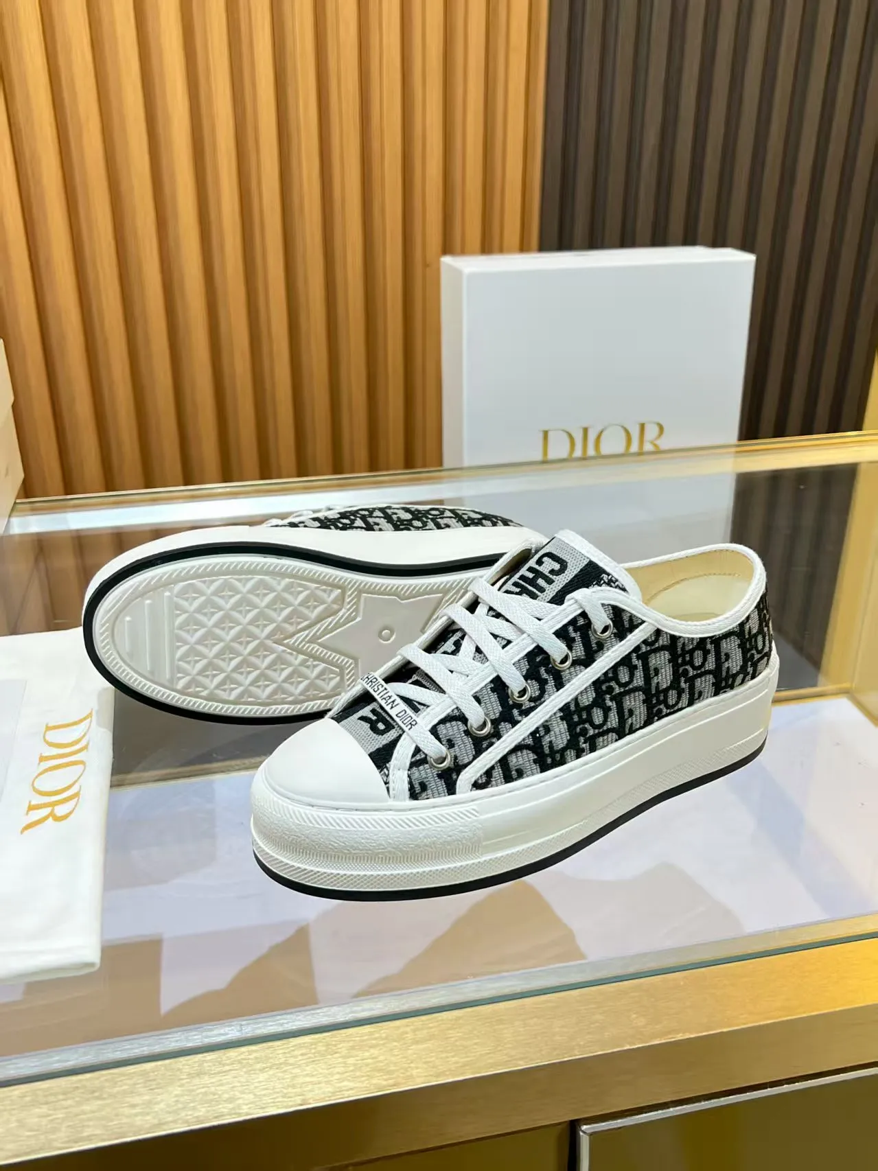 Factory direct sales p520🐘🐘Women's shoes Women's clothing 2025 Walk'n'Dior embroidered mid-top casual shoes are new. On the fashion stage, Dior embroidered shoes are the well-deserved protagonist. Delicate stitching is used on the upper, every stitch is devoted to the craftsman's efforts, and every thread is woven with artistic poetry. From complex floral patterns to smart geometric textures, embroidery is like the magic that gives shoes life, allowing them to show dynamic beauty even in static conditions.   Wearing Dior embroidered shoes feels like stepping into a dream world full of art. It is not only a pair of shoes, but also a walking piece of art that perfectly integrates fashion and culture. Whether you are strolling on the bustling city streets or attending important social occasions, Dior embroidered shoes can add unique charm to your style and become the focus of everyone's attention.   Choosing Dior embroidered shoes means choosing a persistent pursuit of quality and a unique understanding of fashion. Let it accompany you through every wonderful moment and leave your own fashion mark.  Material: Sheepskin lining, feet, silk cowhide, size 35-41, heel height 5cm